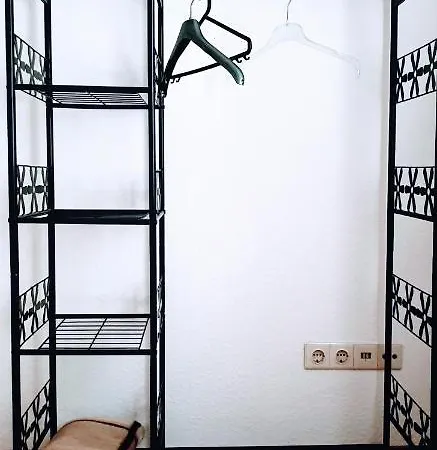 Budget Rooms In Halle With Shared Bathroom, Free Wifi, Netflix & Ipad Buitenkant foto