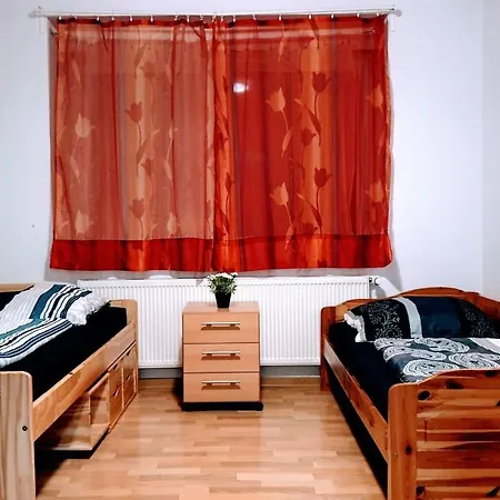 Budget Rooms In Halle With Shared Bathroom, Free Wifi, Netflix & Ipad Buitenkant foto