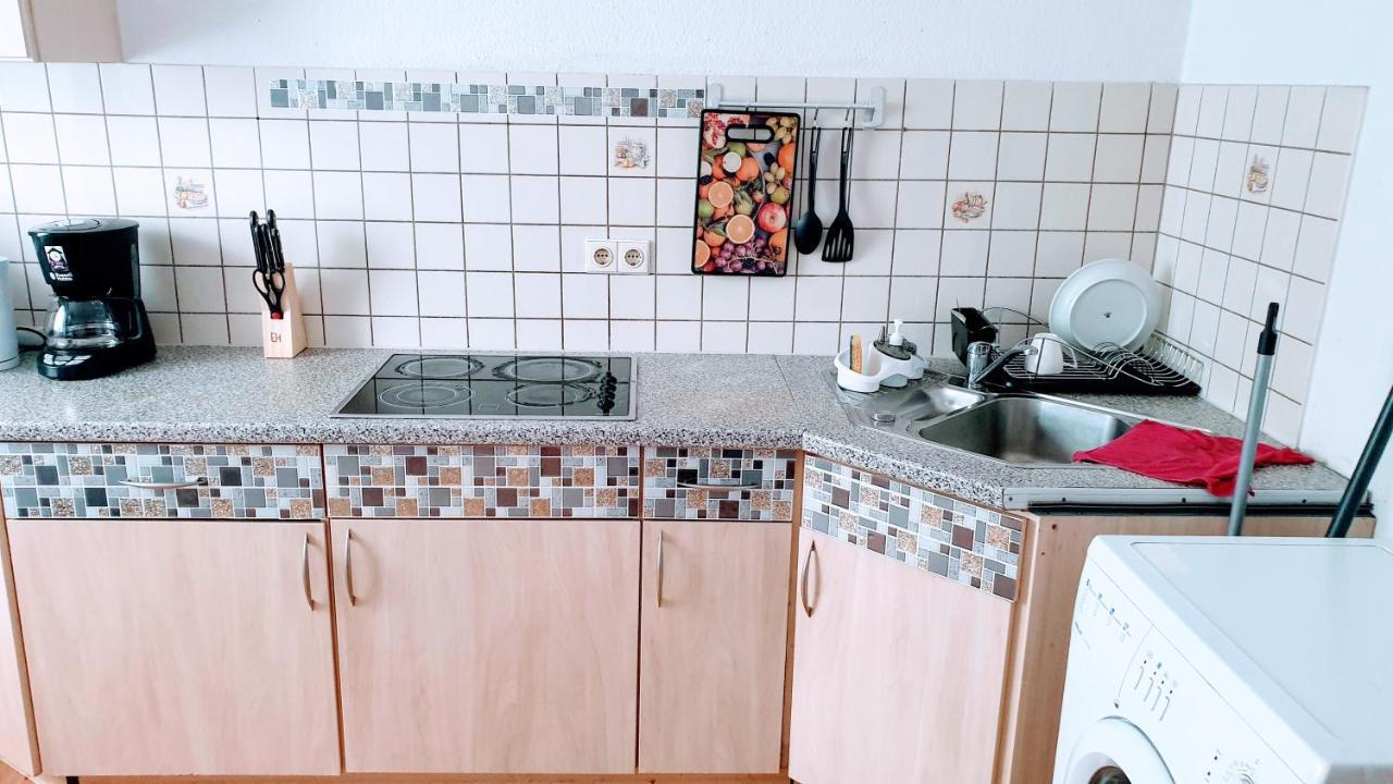Apartment Budget In Halle With Shared Bathroom, Free Wifi, Netflix & Ipad